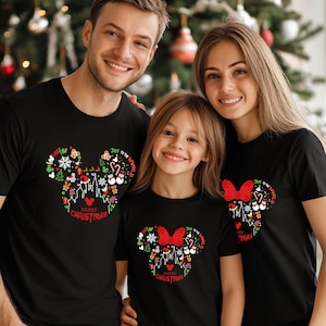 Comfort Colors® Disney Familie Weihnachten T-Shirt, Mickey und Minnie Weihnachtsshirt, Weihnachtsfamilie Shirt, Disney Schloss Weihnachten T-Shirt Bild 1