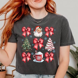 Camiseta navideña con coqueta de Comfort Colors®, camiseta con lazo navideño, camiseta con Papá Noel, camiseta con café, camiseta con árbol de Navidad, camiseta con lazo rojo