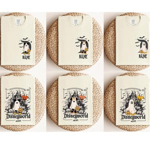 Pu&ograve; includere: T-shirt color crema con disegni a tema Halloween. Alcune magliette presentano un fantasma, pipistrelli e zucche con la scritta "NAME". Altre magliette mostrano una casa infestata, un fantasma, zucche e la scritta "Disneyworld est. 1971".
