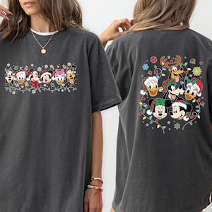 Camiseta navideña Disney Comfort Colors®, camiseta navideña de dos caras de Mickey y sus amigos, camiseta con personajes Disney, camiseta navideña familiar Disney