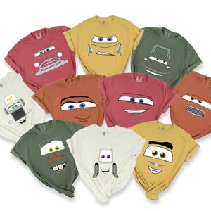 Comfort Colors® ディズニー カーズ フェイスTシャツ、ピクサー カーズ シャツ、マックイーンと仲間たちTシャツ、ディズニー グループシャツ、ディズニー カーズ ファミリー お揃いTシャツ