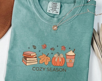 Comfort Colors® Mysig Säsong T-shirt, Höstkaffetröja, Hösttröja, Bokälskare Gåva, Höstlattetröja, Kvinna Gåva