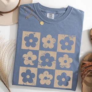 Camicia a scacchi con margherite Comfort Colors®, camicia a fiori retrò, camicia a scacchi con fiori boho, regalo per gli amanti della natura, camicia a scacchi con fiori