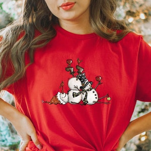 Koszulka Comfort Colors® Snowman, koszulka świąteczna, koszulka świąteczna, słodka koszulka świąteczna, koszulka z bałwanem pijącym wino, słodki prezent świąteczny