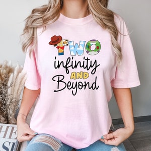Comfort Colors® Two İnfinity And Darüber hinaus Shirt, Geburtstags-Shirt, Geburtstag 2 Jahre altes Shirt, Disney Toy Story Film-Charaktere-Shirt