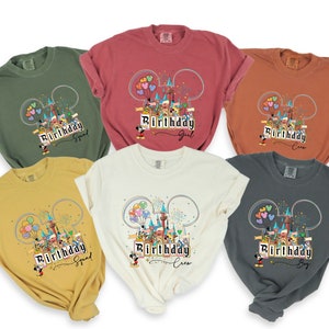 Puede incluir: Cinco camisetas de diferentes colores con un gr&aacute;fico de orejas de Mickey Mouse con un castillo dentro. El texto en las camisetas dice "Birthday Squad", "Birthday Girl", "Birthday Crew", "Birthday Squad" y "Birthday Boy".