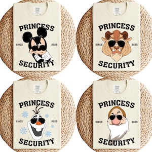 以下が含まれることがあります： クリーム色のTシャツ4枚。それぞれ漫画のキャラクターのグラフィックがプリントされています。各シャツには「PRINCESS SECURITY」の文字と「2025」の年号、そして異なるキャラクター（ミッキーマウス、ビースト、オラフ、グランピー）が描かれています。シャツは織りマットの上に展示されています。
