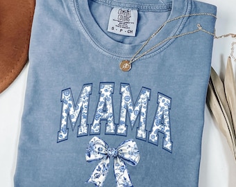 Comfort Colors® Coquette Bow Mama T-Shirt, Coquette Blue Bow Shirt, Blumen Mama T-Shirt, Muttertagsgeschenk, Mama Shirt, neue Mutter Geschenk