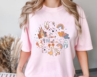 Camisa Comfort Colors® Just Magical Castle, camisa Mickey and Friends Castle, camiseta Disney Magical Castle, camisa de vacaciones de Disney, camiseta de Disneyland