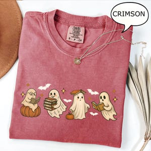 Comfort Colors® spökläsningsbok-t-shirt, Halloween-spöke-tröja, bokälskare-present, Halloween-skjorta för lärare, söt spöke och bok-tröja bild 4