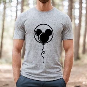Pode incluir: Uma camiseta cinza com um gr&aacute;fico preto da cabe&ccedil;a do Mickey Mouse dentro de um bal&atilde;o.
