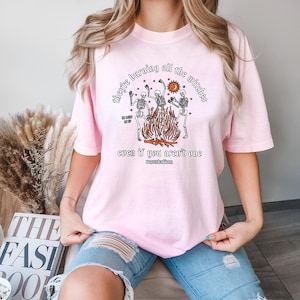 Comfort Colors® Ze verbranden alle heksen, zelfs als je niet één bent Shirt, skeletshirt, Halloween-skelet-T-shirt, Thanksgiving-skelet afbeelding 3