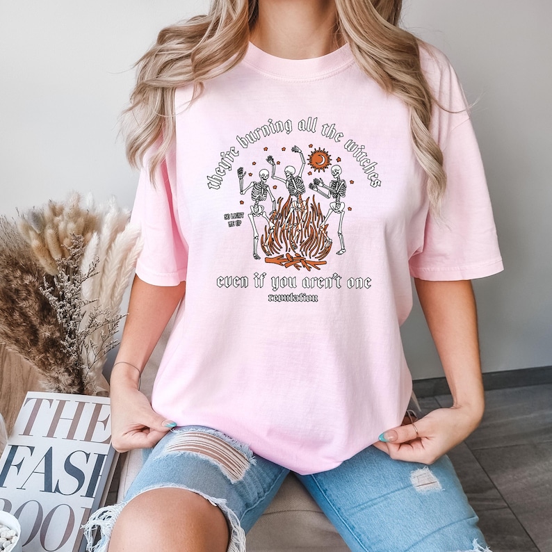 Comfort Colors® Ze verbranden alle heksen, zelfs als je niet één bent Shirt, skeletshirt, Halloween-skelet-T-shirt, Thanksgiving-skelet afbeelding 3