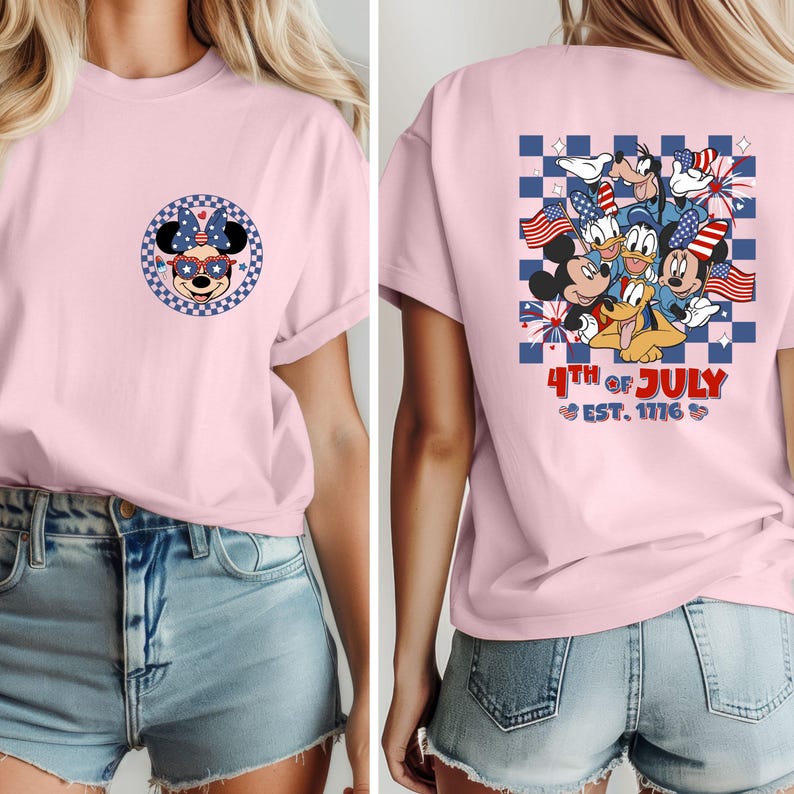 Pode incluir: Camiseta rosa claro com um desenho da Minnie Mouse com &oacute;culos de sol e la&ccedil;o. A parte de tr&aacute;s da camisa exibe um design com Mickey Mouse, Pato Donald, Pateta e Pluto, juntamente com o texto "4th of July EST. 1776".