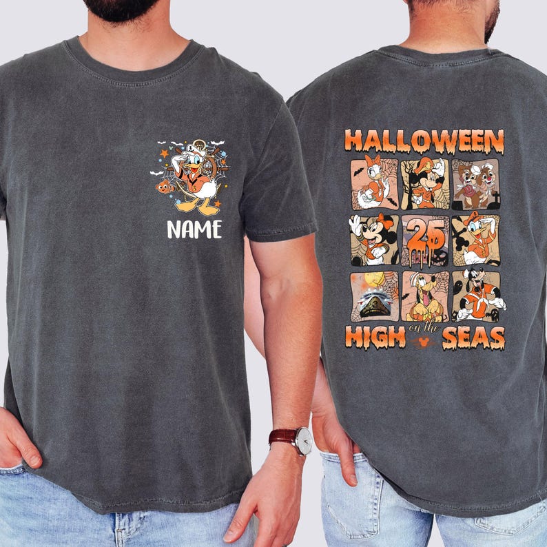 K&ouml;nnte beinhalten: Dunkelgraues T-Shirt mit Donald Duck in einem Halloween-Kost&uuml;m und dem Wort "NAME". Auf der R&uuml;ckseite befindet sich ein Halloween-Design mit Disney-Figuren und den Worten "HALLOWEEN 25 HIGH on the SEAS".