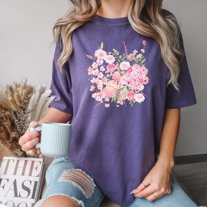 Comfort Colors® Camisa de ramo de rosas, camisa de ramo de flores, camisa floral retro, camisa de flores, camisa de damas de plantas, regalo para mujeres imagen 4