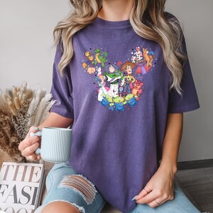 Comfort Colors® Musse Pigg Toy Story-tröja, Disneyland Toy Story-tröja, You've Got A Friend In Me-tröja, Toy Story-filmkaraktärer-tröja bild 6