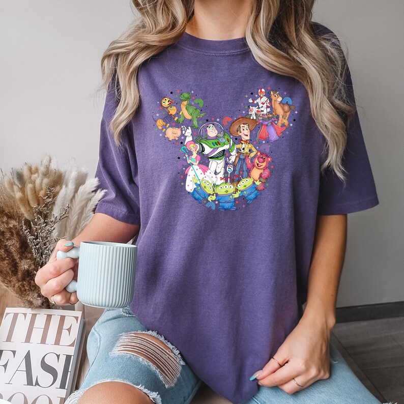 Comfort Colors® Musse Pigg Toy Story-tröja, Disneyland Toy Story-tröja, You've Got A Friend In Me-tröja, Toy Story-filmkaraktärer-tröja bild 6