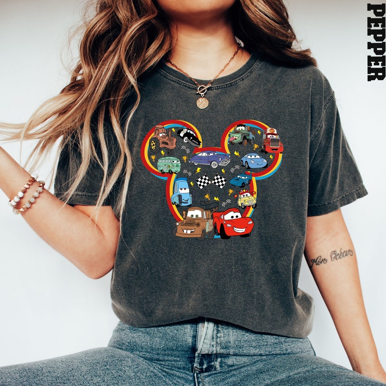 Camisa Comfort Colors® de Disney McQueen y sus amigos, camiseta de Disney Pixar Cars, camisa de Disney Mickey Cars, camisa de Cars Group, camiseta de película de Disney imagen 5
