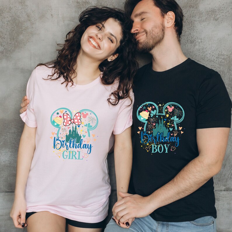 Puede incluir: Una pareja usando camisetas a juego de color rosa y negro con un dise&ntilde;o de cabeza de Mickey Mouse que presenta un castillo y el texto "Birthday Girl" y "Birthday Boy".