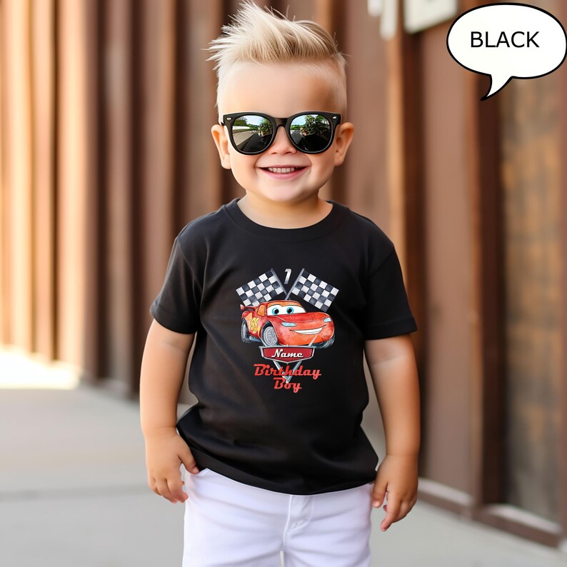 Puede incluir: Camiseta negra con un gr&aacute;fico de coche de carreras rojo y el texto "Name Birthday Boy".