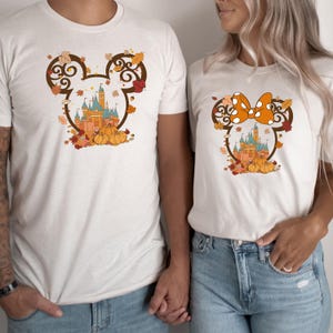 Chemise d&#39;Halloween Mickey et Minnie Comfort Colors®, T-shirt d&#39;Halloween pour couple Disney, Chemise d&#39;Halloween Château magique Disney, T-shirt citrouille d&#39;Halloween