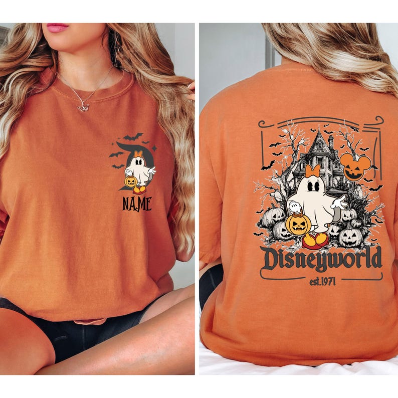 Pu&ograve; includere: Maglietta arancione a maniche lunghe con un design a tema Halloween. La parte anteriore presenta un fantasma dei cartoni animati con una zucca e la parola "NAME". Il retro mostra una scena di casa infestata con "Disneyworld est.1971".