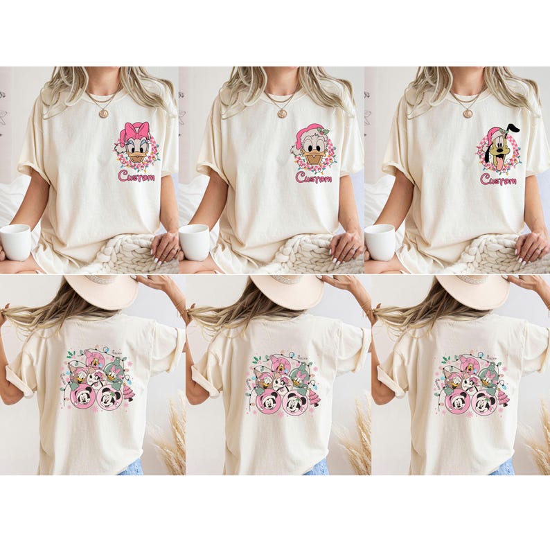 K&ouml;nnte beinhalten: Cremefarbene T-Shirts mit Disney-Figuren. Auf der Vorderseite der Shirts sind Daisy Duck, Donald Duck und Pluto abgebildet, jeweils umgeben von einem Blumenkranz und dem Wort "Custom". Auf der R&uuml;ckseite der Shirts ist eine Gruppe von Disney-Figuren zu sehen.