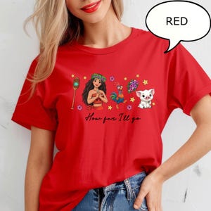 K&ouml;nnte beinhalten: Rotes T-Shirt mit einer Grafik einer polynesischen Frau, einem Hahn, einem Schwein und anderen dekorativen Elementen. Der Text "How far I'll go" ist darunter gedruckt. Das Wort "RED" befindet sich in einer Sprechblase.