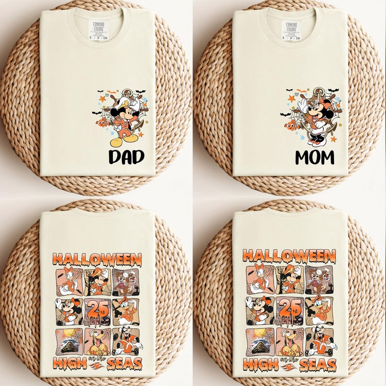 K&ouml;nnte beinhalten: Vier cremefarbene T-Shirts mit Halloween-Motiven. Zwei Shirts zeigen Micky Maus mit den Worten "DAD" und "MOM". Die anderen beiden Shirts haben ein Rasterdesign mit verschiedenen Disney-Figuren und dem Text "HALLOWEEN 25 HIGH SEAS".