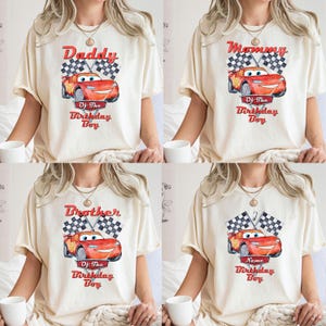 Puede incluir: Cuatro camisetas blancas con un coche de carreras rojo de dibujos animados y banderas a cuadros. Las camisetas dicen "Pap&aacute; del ni&ntilde;o de cumplea&ntilde;os", "Mam&aacute; del ni&ntilde;o de cumplea&ntilde;os", "Hermano del ni&ntilde;o de cumplea&ntilde;os" y "Nombre del ni&ntilde;o de cumplea&ntilde;os".