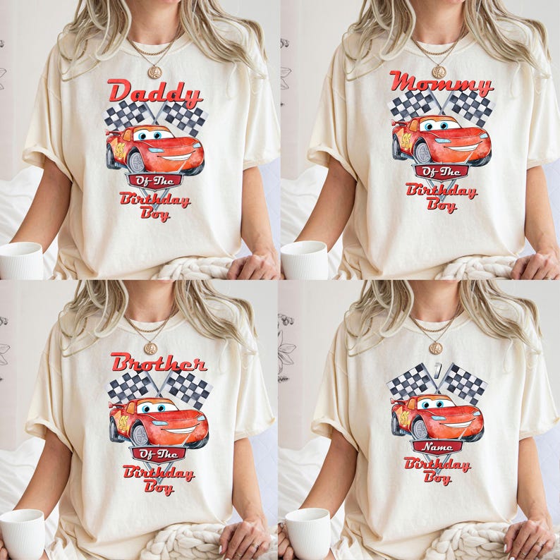 Puede incluir: Cuatro camisetas blancas con un coche de carreras rojo de dibujos animados y banderas a cuadros. Las camisetas dicen "Pap&aacute; del ni&ntilde;o de cumplea&ntilde;os", "Mam&aacute; del ni&ntilde;o de cumplea&ntilde;os", "Hermano del ni&ntilde;o de cumplea&ntilde;os" y "Nombre del ni&ntilde;o de cumplea&ntilde;os".