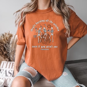 Comfort Colors® Ze verbranden alle heksen, zelfs als je niet één bent Shirt, skeletshirt, Halloween-skelet-T-shirt, Thanksgiving-skelet afbeelding 2