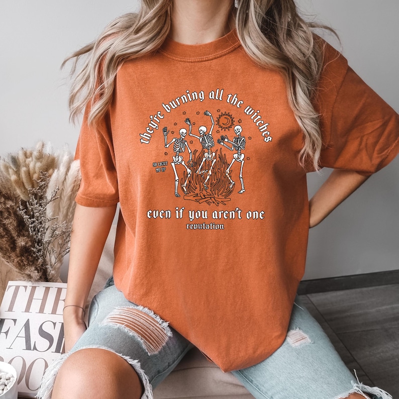 Comfort Colors® Ze verbranden alle heksen, zelfs als je niet één bent Shirt, skeletshirt, Halloween-skelet-T-shirt, Thanksgiving-skelet afbeelding 2