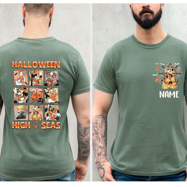 K&ouml;nnte beinhalten: Salbeigr&uuml;nes T-Shirt mit einem Halloween-Motiv auf der R&uuml;ckseite, das Zeichentrickfiguren und den Text "HALLOWEEN HIGH SEAS" zeigt. Auf der Vorderseite befindet sich ein Taschenmotiv mit einer Zeichentrickfigur am Steuer eines Schiffs, darunter das Wort "NAME".