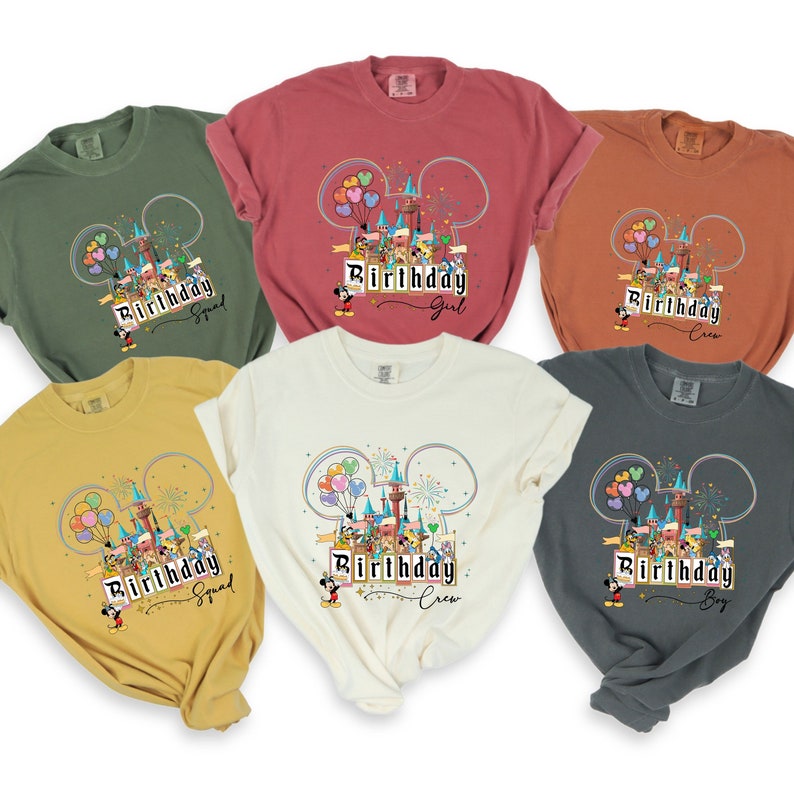 Puede incluir: Cinco camisetas de diferentes colores con un gr&aacute;fico de orejas de Mickey Mouse con un castillo dentro. El texto en las camisetas dice "Birthday Squad", "Birthday Girl", "Birthday Crew", "Birthday Squad" y "Birthday Boy".