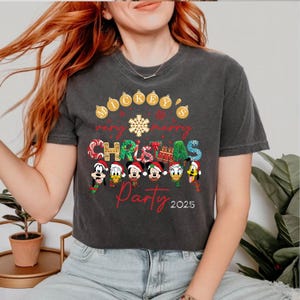 Comfort Colors® Mickey's Merry Merry Christmas Party 2025 Shirt, Disney Weihnachtsfeier Shirt, Mickey und Freunde Weihnachten T-Shirt Bild 5