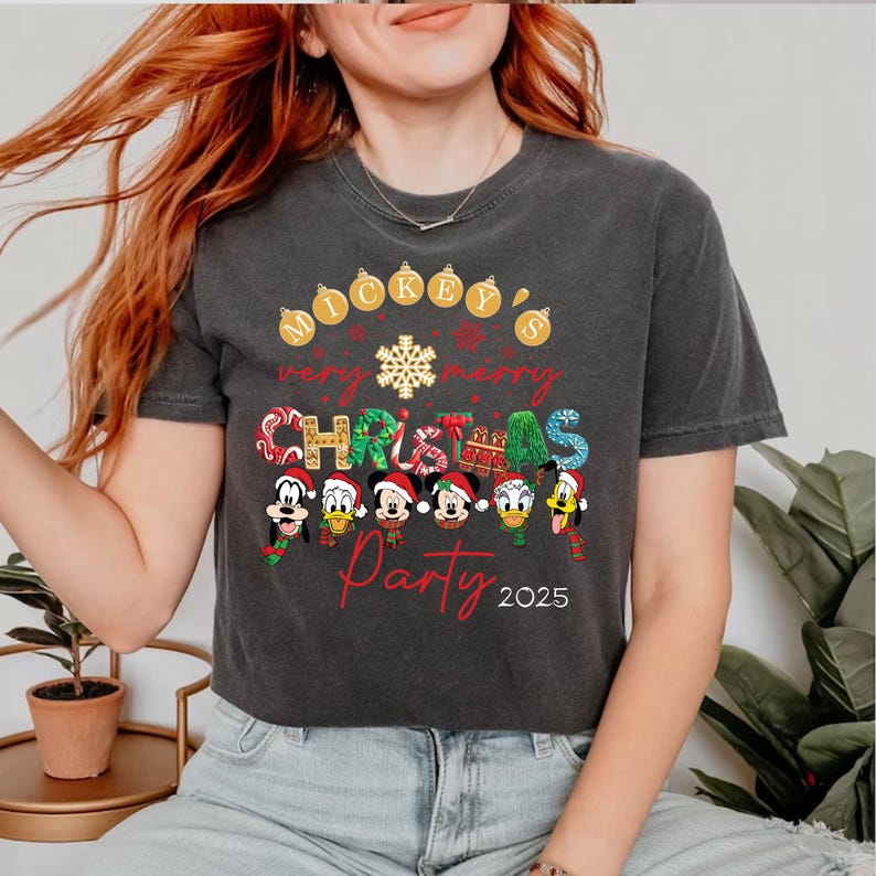 Comfort Colors® Mickey's Merry Merry Christmas Party 2025 Shirt, Disney Weihnachtsfeier Shirt, Mickey und Freunde Weihnachten T-Shirt Bild 5