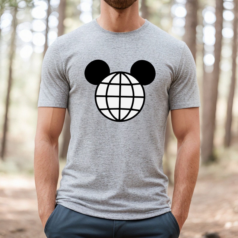 K&ouml;nnte beinhalten: Ein graues T-Shirt mit einer schwarz-wei&szlig;en Grafik eines Globus mit Mickey-Maus-Ohren.