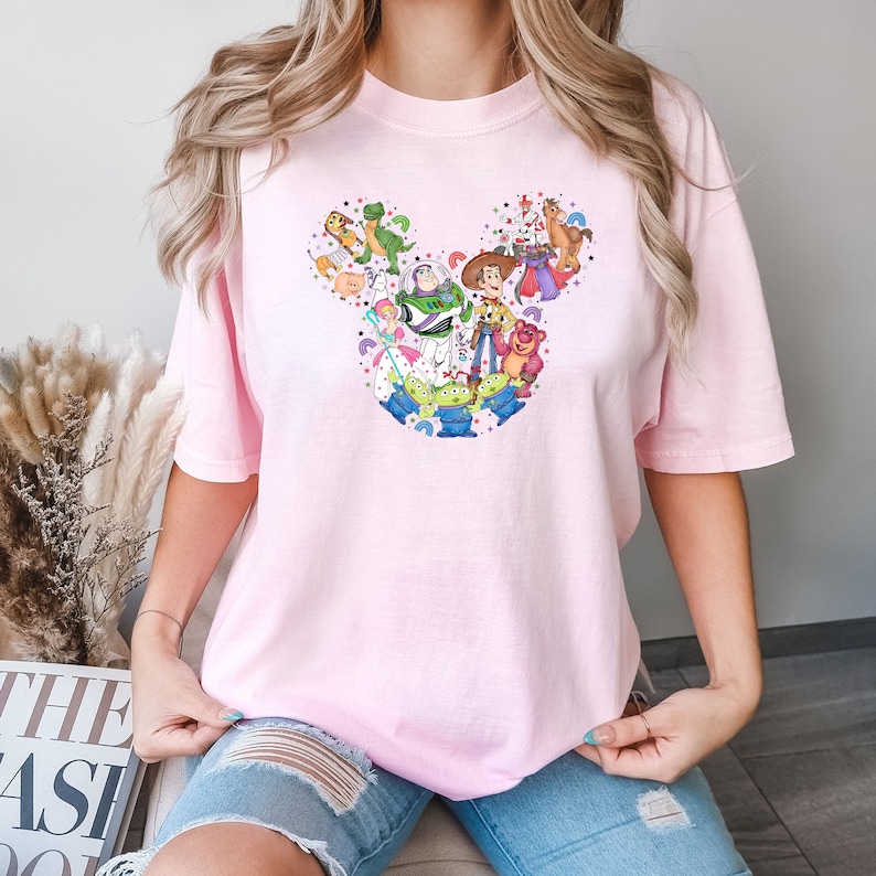 Comfort Colors® Musse Pigg Toy Story-tröja, Disneyland Toy Story-tröja, You've Got A Friend In Me-tröja, Toy Story-filmkaraktärer-tröja bild 1