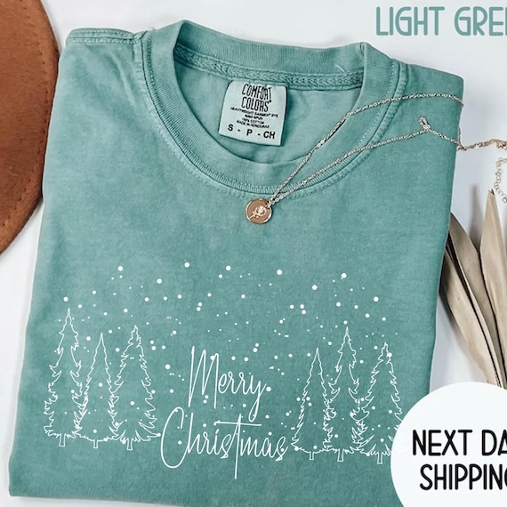 Comfort Colors® メリークリスマスツリーシャツ、メリー＆ブライト