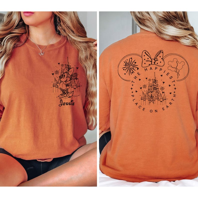 K&ouml;nnte beinhalten: Orangefarbenes T-Shirt mit einem schwarzen Motiv von Mickey Mouse und dem Text "The Happiest Place on Earth" auf der R&uuml;ckseite. Die Vorderseite des Shirts hat ein schwarzes Motiv von Minnie Mouse vor dem Schloss von Aschenputtel mit dem Text "Jessie".