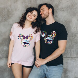 Pu&ograve; includere: Due magliette, una rosa chiaro e una nera. Ogni maglietta presenta un design a forma di testa di Topolino riempito di elementi nautici e di cartoni animati, tra cui una nave da crociera, fiocchi e illustrazioni di personaggi. Le magliette sono a maniche corte.