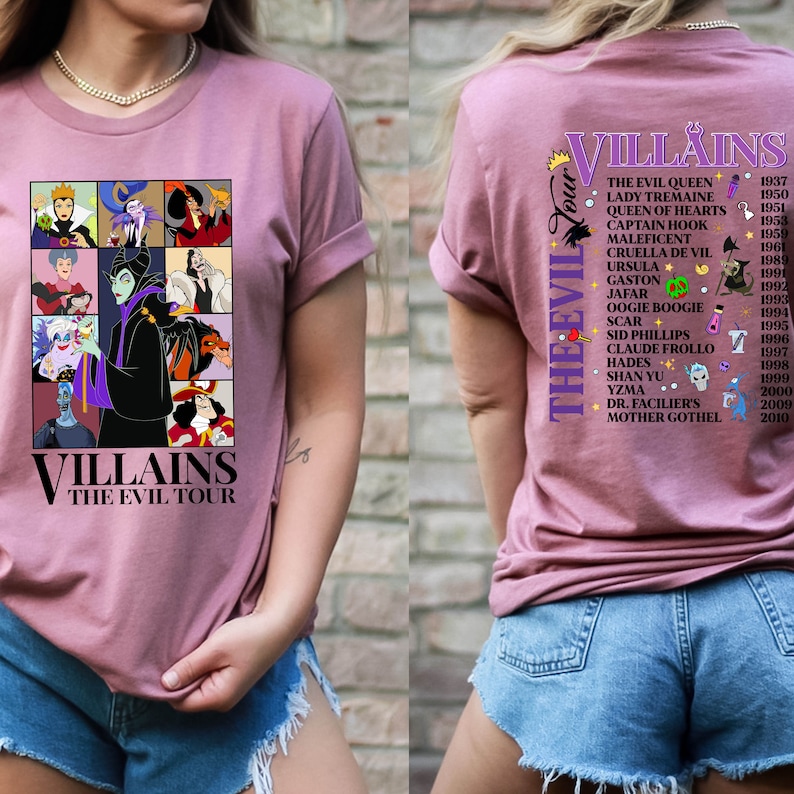 Puede incluir: Camiseta malva con una cuadr&iacute;cula de villanos de Disney, incluyendo Mal&eacute;fica y &Uacute;rsula, con el texto "Villains The Evil Tour". La parte trasera de la camiseta enumera a los villanos y sus a&ntilde;os de debut. Una prenda divertida y tem&aacute;tica.