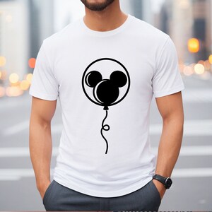 Pode incluir: Camiseta branca com um gr&aacute;fico preto da cabe&ccedil;a do Mickey Mouse dentro de um bal&atilde;o.