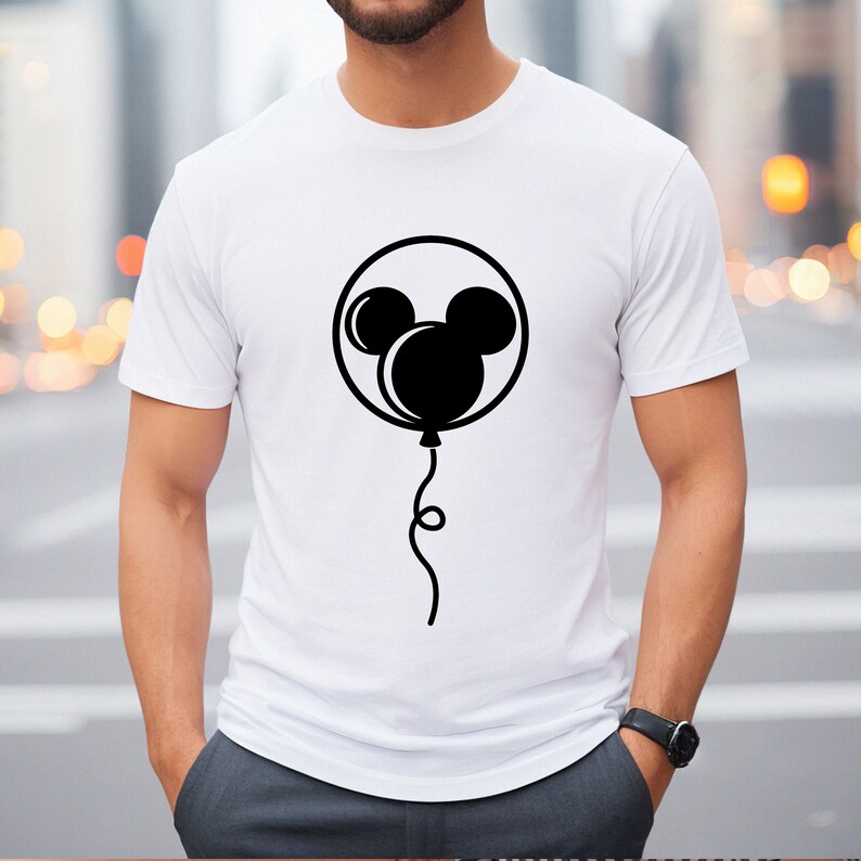 Pode incluir: Camiseta branca com um gr&aacute;fico preto da cabe&ccedil;a do Mickey Mouse dentro de um bal&atilde;o.