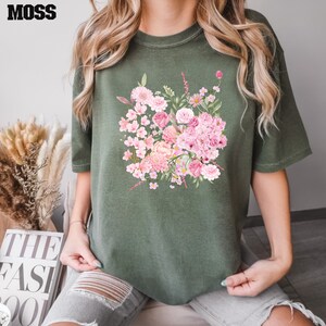 Comfort Colors® Camisa de ramo de rosas, camisa de ramo de flores, camisa floral retro, camisa de flores, camisa de damas de plantas, regalo para mujeres imagen 2