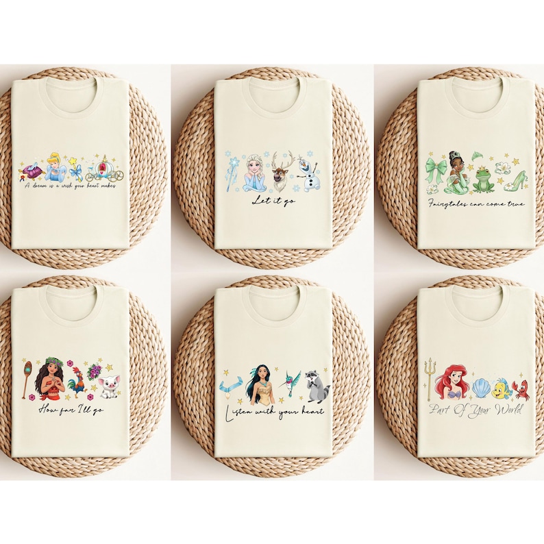K&ouml;nnte beinhalten: Sechs cremefarbene T-Shirts mit verschiedenen Disney-Motiven. Jedes Shirt hat eine farbenfrohe Illustration und Text. Die Designs zeigen Charaktere und S&auml;tze wie "Let it go", "Fairytales can come true" und "How far I'll go."