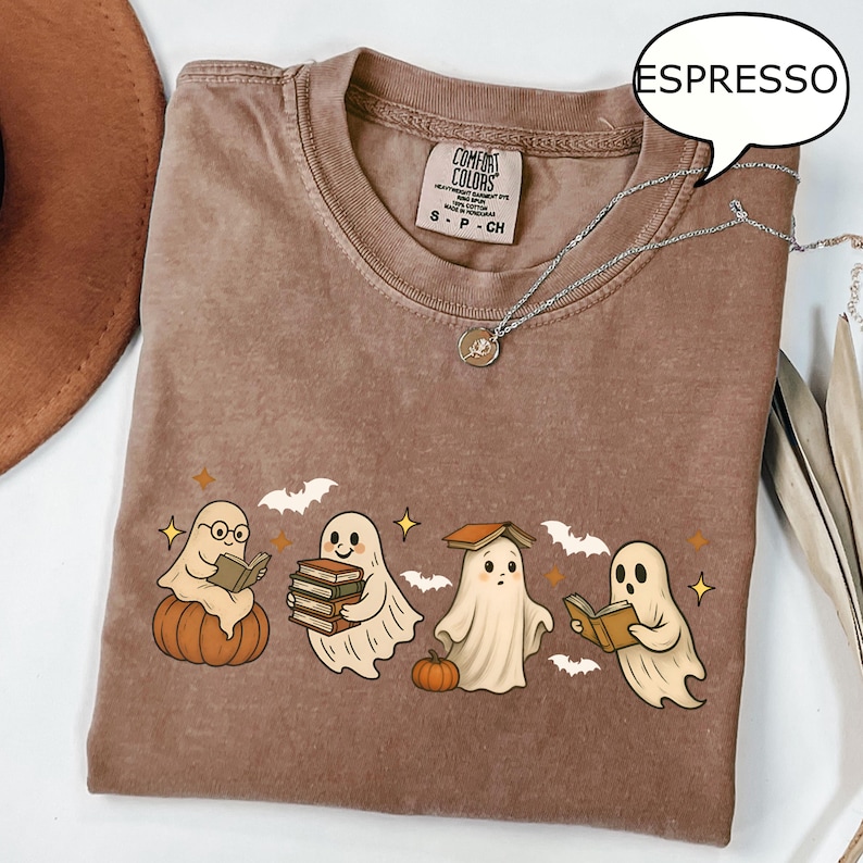 Comfort Colors® spökläsningsbok-t-shirt, Halloween-spöke-tröja, bokälskare-present, Halloween-skjorta för lärare, söt spöke och bok-tröja bild 1
