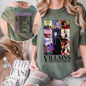 Puede incluir: Camiseta verde oliva con un gr&aacute;fico de villanos de Disney en una cuadr&iacute;cula, con el texto "Villains The Evil Tour". La camiseta tambi&eacute;n enumera los villanos y sus a&ntilde;os de debut. Una camiseta casual y c&oacute;moda.